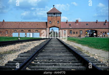 Pistes à la rampe de l'Auschwitz II Birkenau State Museum et camp de la mort où la chambre à gaz ont été sélectionnés Pologne Europe Banque D'Images