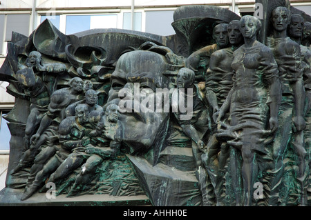 L'ère communiste géant mural au-dessus de entrée de l'Université de Leipzig Banque D'Images