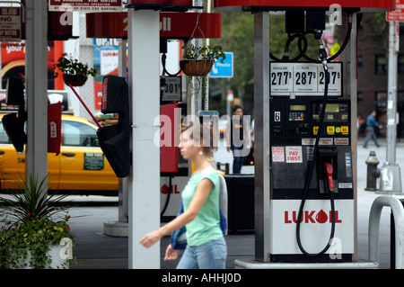 Le prix de l'essence à une station Lukoil à New York City Banque D'Images