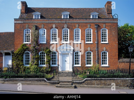 C'est un magnifique édifice de style géorgien en Thaxted dans Essex appelé Clarence House Banque D'Images