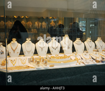 Koweït Koweït City Gold Souk trois femmes en burqa noire bijoux shop intérieur vu à travers la fenêtre avec l'affichage de l'or et l'argent Banque D'Images