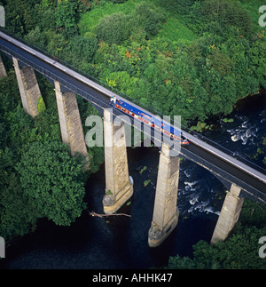 Traversée en bateau du canal de l'Aqueduc de Pontcysyllte Llangollen Wales vue aérienne Banque D'Images