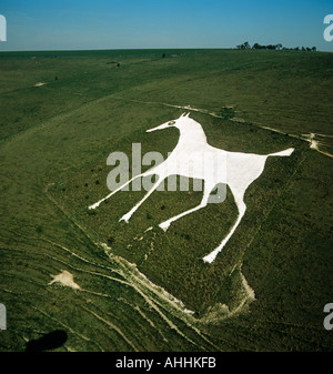 Alton Barnes Wiltshire UK White Horse sculpture chalk hill c1812 vue aérienne Banque D'Images