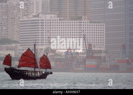 L'ordure, Duk Ling un jour de pluie dans le port de Victoria, Hong Kong, Chine Banque D'Images