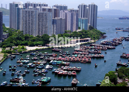 Vue aérienne de navires et bateaux ancrés dans le port d'Aberdeen, Hong Kong, Chine Banque D'Images