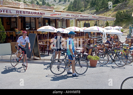 MOTARDS AU RESTAURANT LE CHALET REYNARD SUR LA ROUTE DU MONT VENTOUX MONTAGNE PROVENCE FRANCE EUROPE Banque D'Images