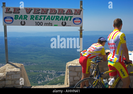 RESTAURANT SIGN et 2 vététistes DÉTENTE SUR LE HAUT DE LA MONTAGNE DU MONT VENTOUX PROVENCE FRANCE Banque D'Images