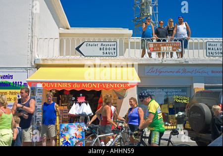 Les GENS ET LES BIKERS et boutique de souvenirs SUR LE SOMMET DU MONT VENTOUX PROVENCE FRANCE Banque D'Images