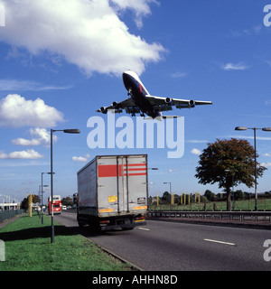 Périmètre de l'aéroport de Londres jet à basse altitude au-dessus de la piste des approches les panneaux de circulation routière retiré mais pas de manipulation Banque D'Images