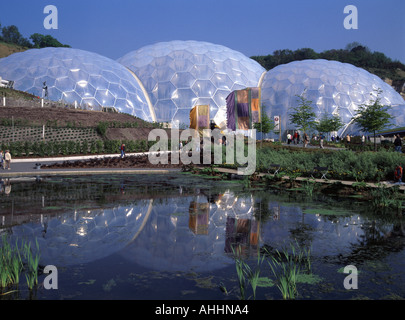 Le projet Eden St Austell biome des zones tropicales humides et dômes dans l'eau réflexions Banque D'Images