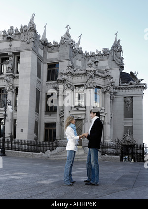 Jeune couple romantique sous la maison aux chimères à Kiev Banque D'Images