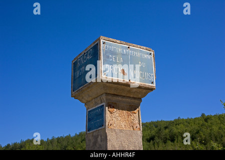 Bleu ANTIQUE MILEPOST ET BOUNDARY STONE ENTRE VAUCLUSE ET DRÔME PROVENCE DÉPARTEMENTS FRANCE Banque D'Images