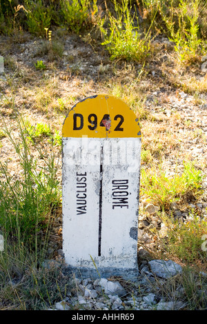 Borne routière entre Vaucluse et DRÔME PROVENCE DÉPARTEMENTS FRANCE Banque D'Images