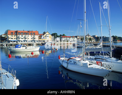 Location ancrées à l'île de Vaxholm avec maisons en bord de mer et des restaurants dans l'archipel de Stockholm Banque D'Images