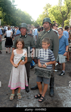 Reconstitution historique de l'Insurrection de Varsovie en 1944 lors de la Seconde Guerre mondiale - les enfants de prendre de photo avec soldats allemands memorial Banque D'Images