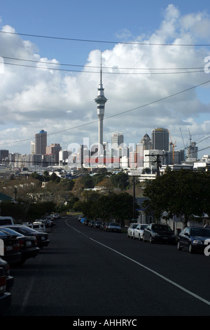 À la recherche à la Sky Tower de Ponsonby Auckland Central Banque D'Images