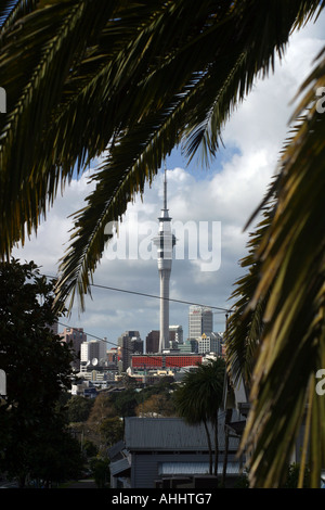 À la recherche à la Sky Tower de Ponsonby Auckland Nouvelle-Zélande Central Banque D'Images