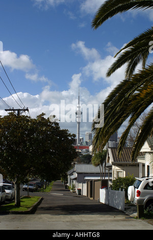 À la recherche à la Sky Tower de Ponsonby Auckland Central NZ Banque D'Images