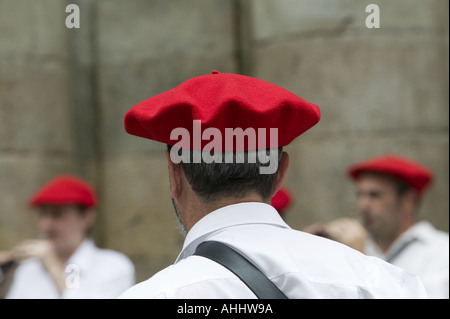 Les membres de la bande portant béret rouge traditionnel basque Bilbao Espagne Banque D'Images