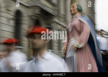 Les membres de la bande portant béret rouge traditionnel basque Bilbao Espagne Banque D'Images