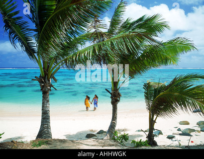 Deux femmes polynésiennes en sarongs à Rarotonga aux îles Cook - Plage du Pacifique Sud Banque D'Images