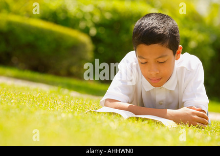 Boy reading a book Banque D'Images