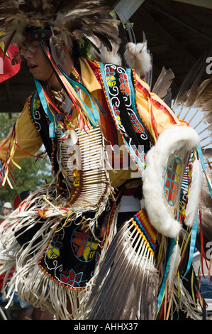 Les Autochtones canadiens de l'est habillé en costume traditionnel de la danse et de prendre part à un PowWow au Canada Banque D'Images