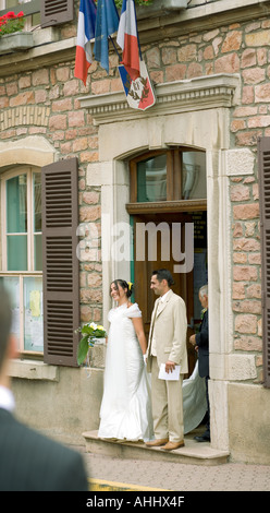 MARIÉE ET MARIÉ EN FACE DE LA MAIRIE JULIENAS BEAUJOLAIS PAYS VITICOLE RHÔNE VALLÉE FRANCE EUROPE Banque D'Images