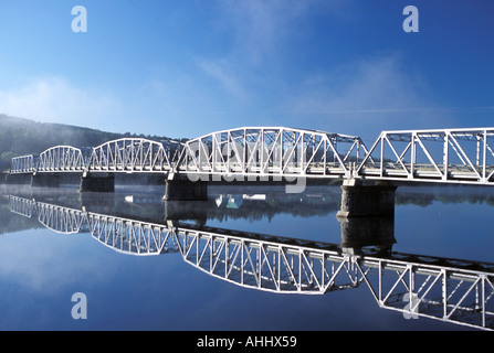 Le brouillard d'un levé de rivière qui coule sous un pont d'acier en treillis Pratt sur la rivière Saint-Jean Nouveau-Brunswick Canada à Perth Andover Banque D'Images