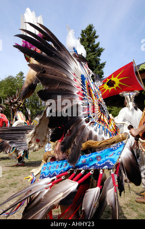Les Autochtones canadiens de l'est habillé en costume traditionnel de la danse et de prendre part à un PowWow AU CANADA Banque D'Images