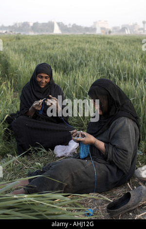 Les vieilles femmes knitting près du Nil Banque D'Images