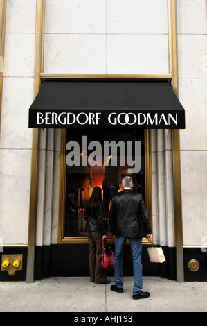 Les gens du shopping au grand magasin Bergdorf Goodman sur la Cinquième Avenue, New York City, USA Banque D'Images