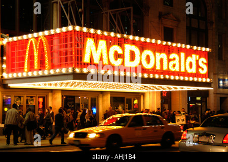 Restaurant McDonald's à Times Square, Manhattan New York City États-Unis Banque D'Images