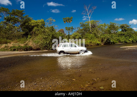 Voiture roulant à travers la rivière à Drake, péninsule d'Ossa, Costa Rica Banque D'Images