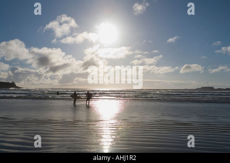 Surfers sur une plage Banque D'Images