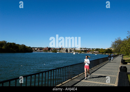 Jogger longeant les rives de la rivière Potomac Washington DC Banque D'Images