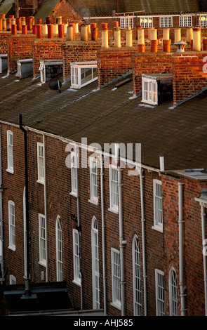 Rangée de maisons de ville mitoyennes au Royaume-Uni avec les lignes de pots de cheminée sur toiture Banque D'Images