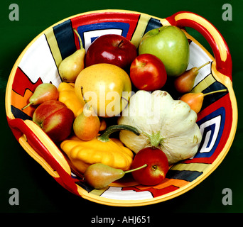 En poterie traditionnelle bulgare foul blanc jaune vert bleu rouge noir brun blanc porcelaine grès terre cuite Banque D'Images