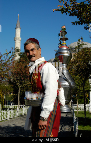 L'homme en costume traditionnel Ottoman shira vente de raisin en Sultanahmet Istanbul Turquie Banque D'Images