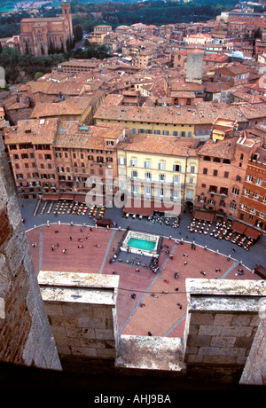 Vue sur la Piazza Campo et fonte Gaia de la Torre del Mangia, le Palazzo Pubblico, Sienne, Italie. Banque D'Images