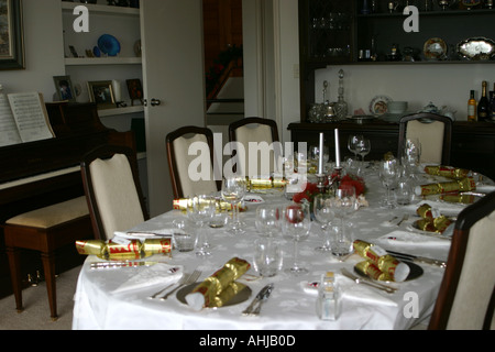 Table de salle à définir pour le dîner de Noël avec l'arrangement de fleurs Pohutukawa cadre festif, dans une maison privée, Nouvelle Zélande Banque D'Images