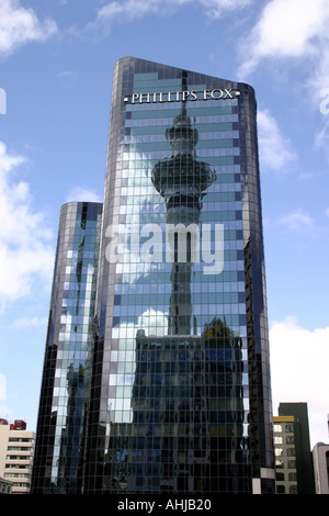 Réflexion Auckland Sky Tower à Philip Fox Building Île du Nord Nouvelle-zélande Banque D'Images