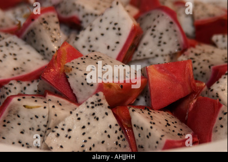 Fruit du dragon coupés en bol Banque D'Images