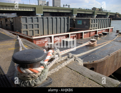 Les rejets dans l'environnement des chalands sur la Tamise à Cannon Street Bridge Banque D'Images