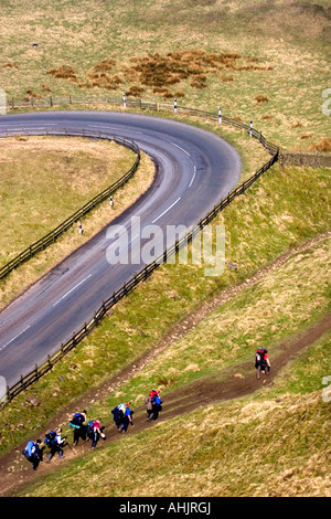 Un groupe de marcheurs près de la lacets sur Mam Nick près de Mam Tor Castleton nr Edale dans le Peak District National Park Banque D'Images