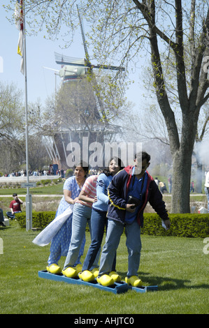 Sur Windmill Island, famille indienne sur les conseils de sabots de bois pendant le Festival des tulipes en Hollande, Michigan USA Banque D'Images