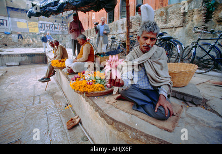 Varanasi Inde fleur de lotus sur la vente hors touristes Temple Banque D'Images