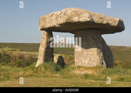 Lanyon Quoit, près de Madron, West Penwith, Cornwall, UK avec Ding Dong tin mine sur l'horizon Banque D'Images