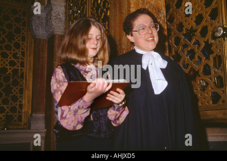 West London Synagogue Batmitzvah Rabbin femme pratique Banque D'Images