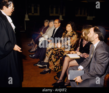 West London Synagogue Batmitzvah Parents instruisant le rabbin pratique Banque D'Images